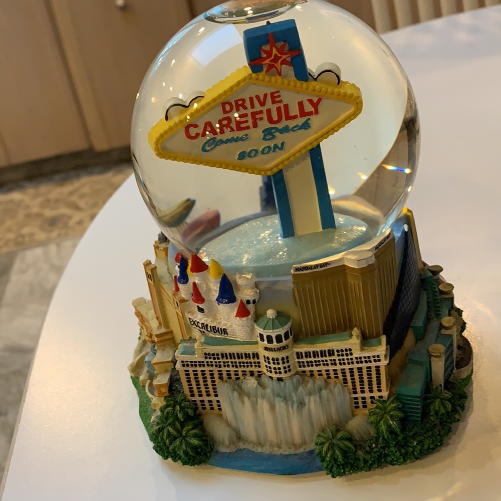 Snow globe - Picture 3 of 5